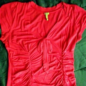 V-neck short sleeve shirt, runches @ tummy